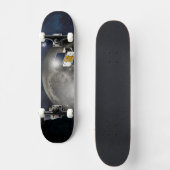 月を周回するツイングリル宇宙船。 スケートボード (正面)