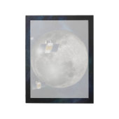 月を周回するツイングリル宇宙船。 ノートパッド (回転)