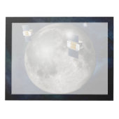 月を周回するツイングリル宇宙船。 ノートパッド (正面)