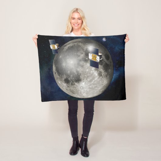 月を周回するツイングリル宇宙船。 フリースブランケット (インサイチュ)