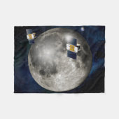 月を周回するツイングリル宇宙船。 フリースブランケット (正面(横))