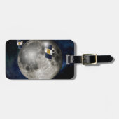 月を周回するツイングリル宇宙船。 ラゲッジタグ (正面横)