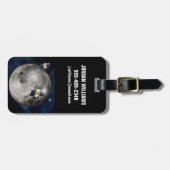 月を周回するツイングリル宇宙船。 ラゲッジタグ (正面横)