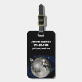 月を周回するツイングリル宇宙船。 ラゲッジタグ (正面縦)