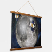 月を周回するツイングリル宇宙船。 吊り下げ型タペストリー (傾斜あり)