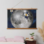 月を周回するツイングリル宇宙船。 吊り下げ型タペストリー (寝室)