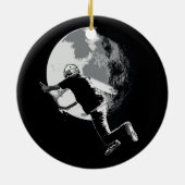 月を尾行する – テールホイップスクーターのスタント セラミックオーナメント (裏面)
