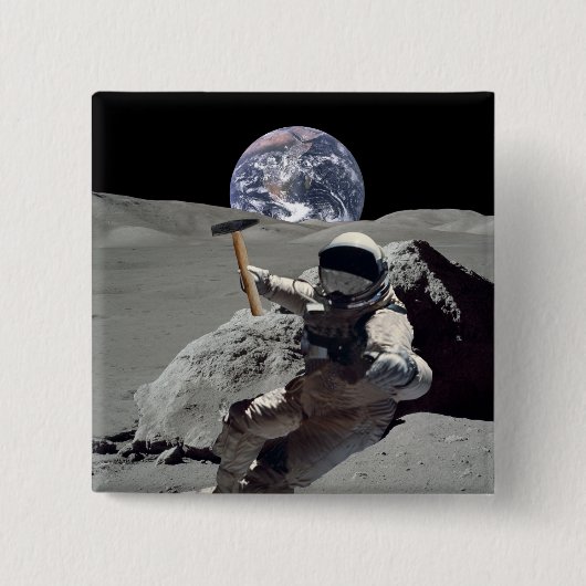 月を掘る 缶バッジ (正面)