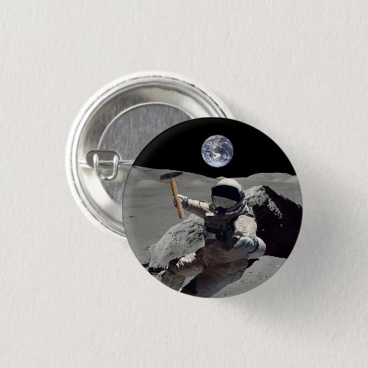 月を掘る 缶バッジ (正面&裏面)