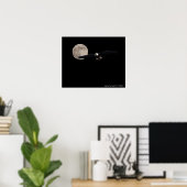 月を横切るワシ ポスター (ホームオフィス)