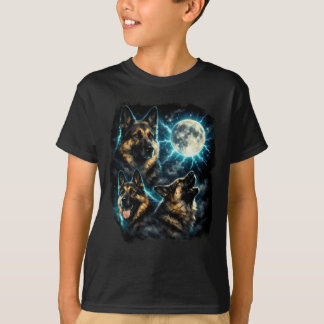 月を眺めて吠えるジャーマンシェパード Tシャツ