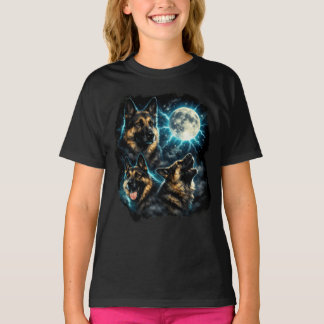 月を眺めて遠吠えするジャーマンシェパード Tシャツ