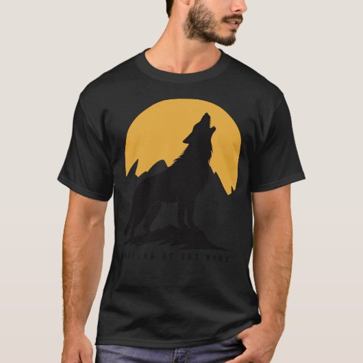 月を眺める狼 Tシャツ (正面)