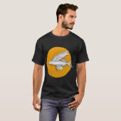 月を背景にした空飛ぶ魚 Tシャツ (正面フル)
