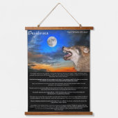 月を見ている木材オオカミ 吊り下げ型タペストリー (正面)