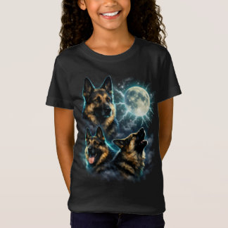 月を見上げて吠えるジャーマンシェパード Tシャツ