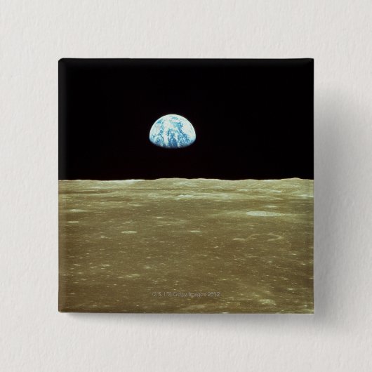 月を越えて昇る地球 缶バッジ (正面)