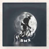 月を追う – 山のバイクもしくは自転車に乗る人 ガラスコースター (正面)