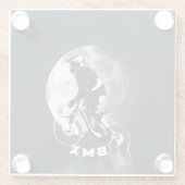 月を追う – 山のバイクもしくは自転車に乗る人 ガラスコースター (裏面)