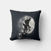 月を追う – 山のバイクもしくは自転車に乗る人 クッション (正面)