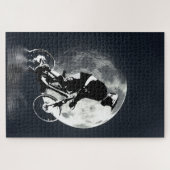 月を追う – 山のバイクもしくは自転車に乗る人 ジグソーパズル (横)