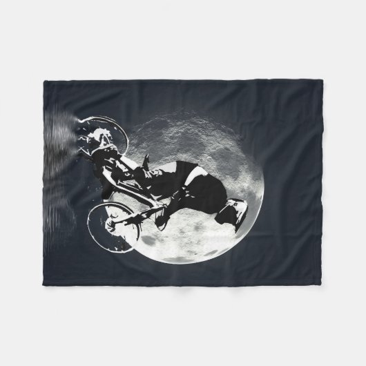 月を追う – 山のバイクもしくは自転車に乗る人 フリースブランケット (正面(横))