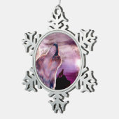 月を遠吠えする神秘的な狼 スノーフレークピューターオーナメント (右)