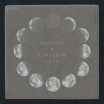 月パーソナライズされた相黒宇宙結婚年代 ストーンコースター<br><div class="desc">こ祝の月相の石のコースターと素晴らし星に愛されている。完全な月輪の中に配置され、デザインは各月相をハイライトし、美しいフレーミング名前をカスタムすると中央の日付。ムーディーでミニマリストな装飾を鑑賞する結婚式、記念日、星占い愛好家のための完璧な宇宙touchである。</div>