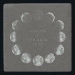 月パーソナライズされた相黒宇宙結婚年代 ストーンコースター<br><div class="desc">こ祝の月相の石のコースターと素晴らし星に愛されている。完全な月輪の中に配置され、デザインは各月相をハイライトし、美しいフレーミング名前をカスタムすると中央の日付。ムーディーでミニマリストな装飾を鑑賞する結婚式、記念日、星占い愛好家のための完璧な宇宙touchである。</div>