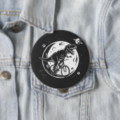 月モダン付きの空で自転車に乗った恐竜おもしろい 缶バッジ (インサイチュ)