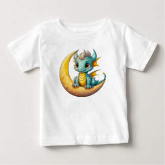 月上のベビードラゴン – 子供服のファンタジーデザイン ベビーTシャツ