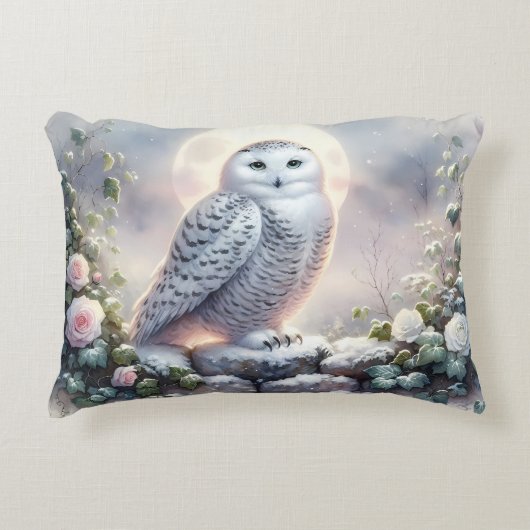月光に照らされた冬の庭に雪羽のオオフクロウ アクセントクッション (正面)