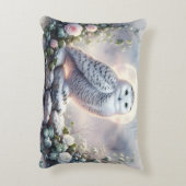 月光に照らされた冬の庭に雪羽のオオフクロウ アクセントクッション (裏面(縦))