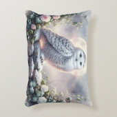 月光に照らされた冬の庭に雪羽のオオフクロウ アクセントクッション (正面(垂直))