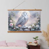 月光に照らされた冬の庭に雪羽のオオフクロウ 吊り下げ型タペストリー (寝室)