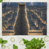 月光に照らされた猫が夜の窓から街を眺めるアート キッチンタオル (折り畳み)