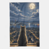 月光に照らされた猫が夜の窓から街を眺めるアート キッチンタオル (縦)