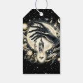 月光の下でクリスタルを持つ手 ギフトタグ (裏面)