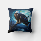 月威厳のある照の空の下に止まったワシ クッション (裏面)