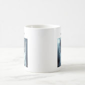 月明かりに佇む愛らしいオオカミの赤ちゃん コーヒーマグカップ (中央)