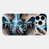 月明かりに照らされたクマと水面の調和 iPhoneケース (裏面横)