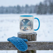 月明かりに照らされた雪の川の冬の狐たち マグカップ