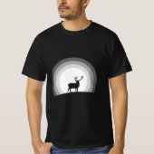 月明かりの下での雄大な鹿のシルエット Tシャツ (正面)