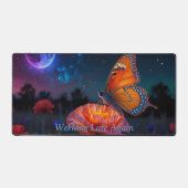 月明かりの下で花粉を集めるオレンジ色の蝶 デスクマット (正面)