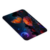 月明かりの下で花粉を集めるオレンジ色の蝶 マグネット (右側)