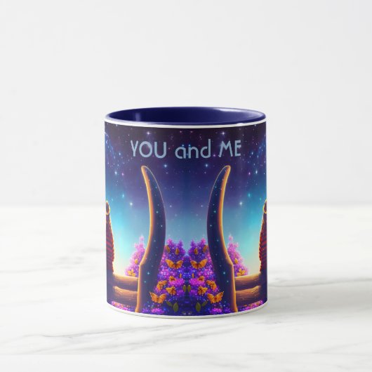 月明かりの下のベンチに座っている友人や恋人 マグカップ (中央)