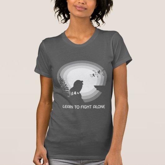 月明かりの下のライオン - 一人で戦うことを学ぶ Tシャツ (正面)
