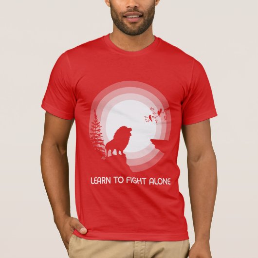 月明かりの下のライオン - 独りで戦うことを学ぶ Tシャツ (正面)