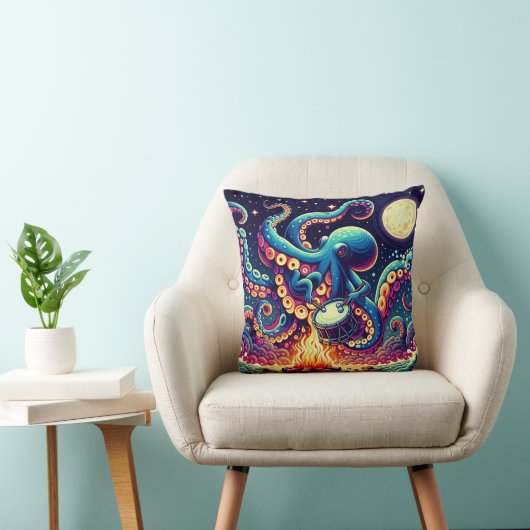 月明かりの下遊で焚き火によってタコの太鼓を叩く クッション (椅子)