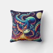 月明かりの下遊で焚き火によってタコの太鼓を叩く クッション (裏面)